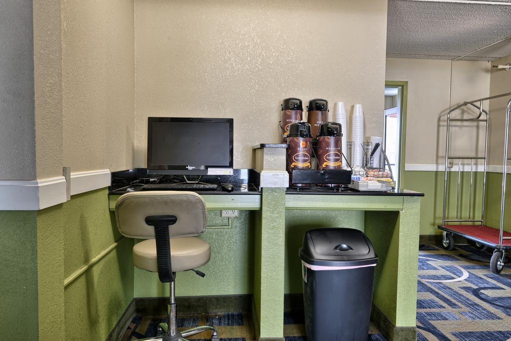 Hotel Super 8 By Wyndham Bangor Extérieur photo